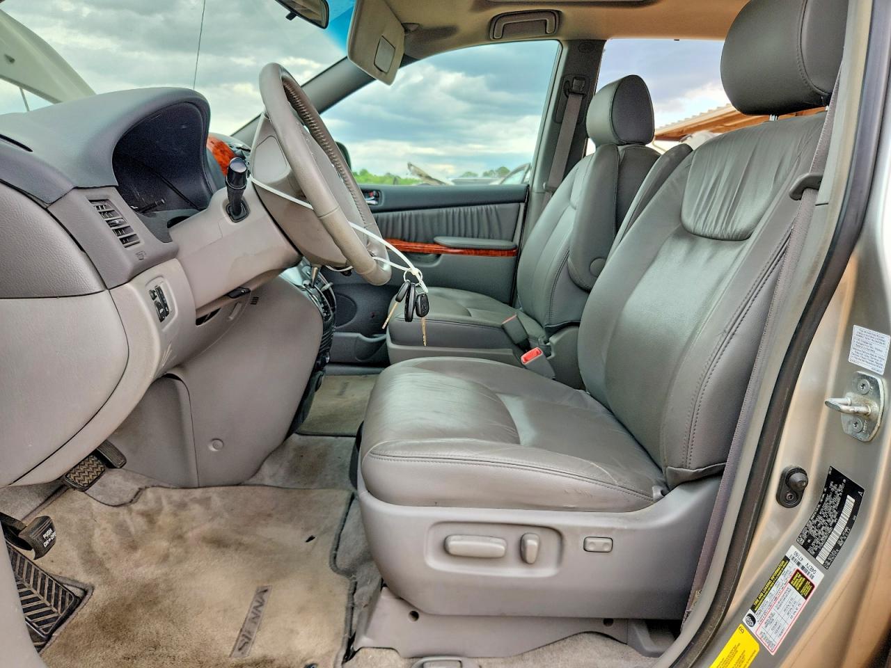 2008 TOYOTA SIENNA XLE photo 13