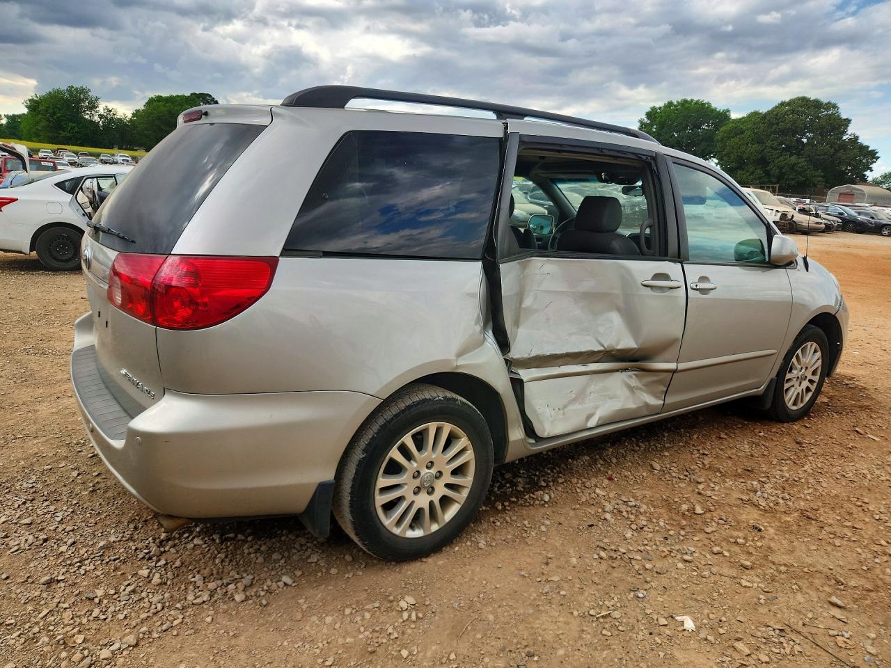 2008 TOYOTA SIENNA XLE photo 5