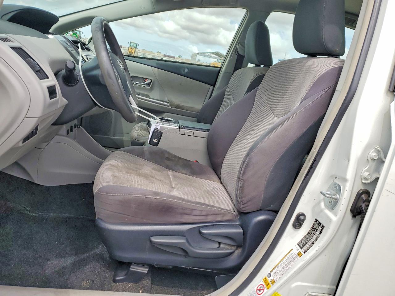 2015 TOYOTA PRIUS photo 13