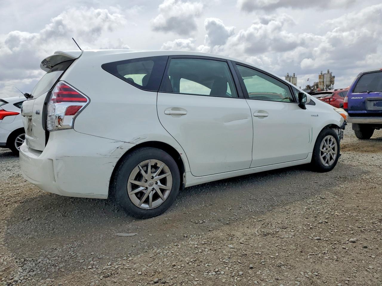 2015 TOYOTA PRIUS photo 5