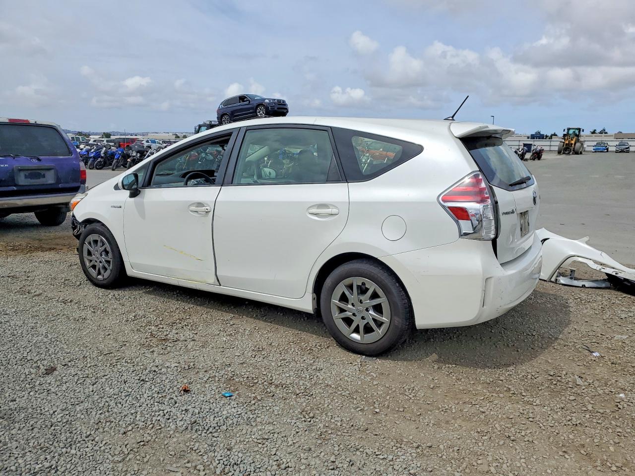 2015 TOYOTA PRIUS photo 3