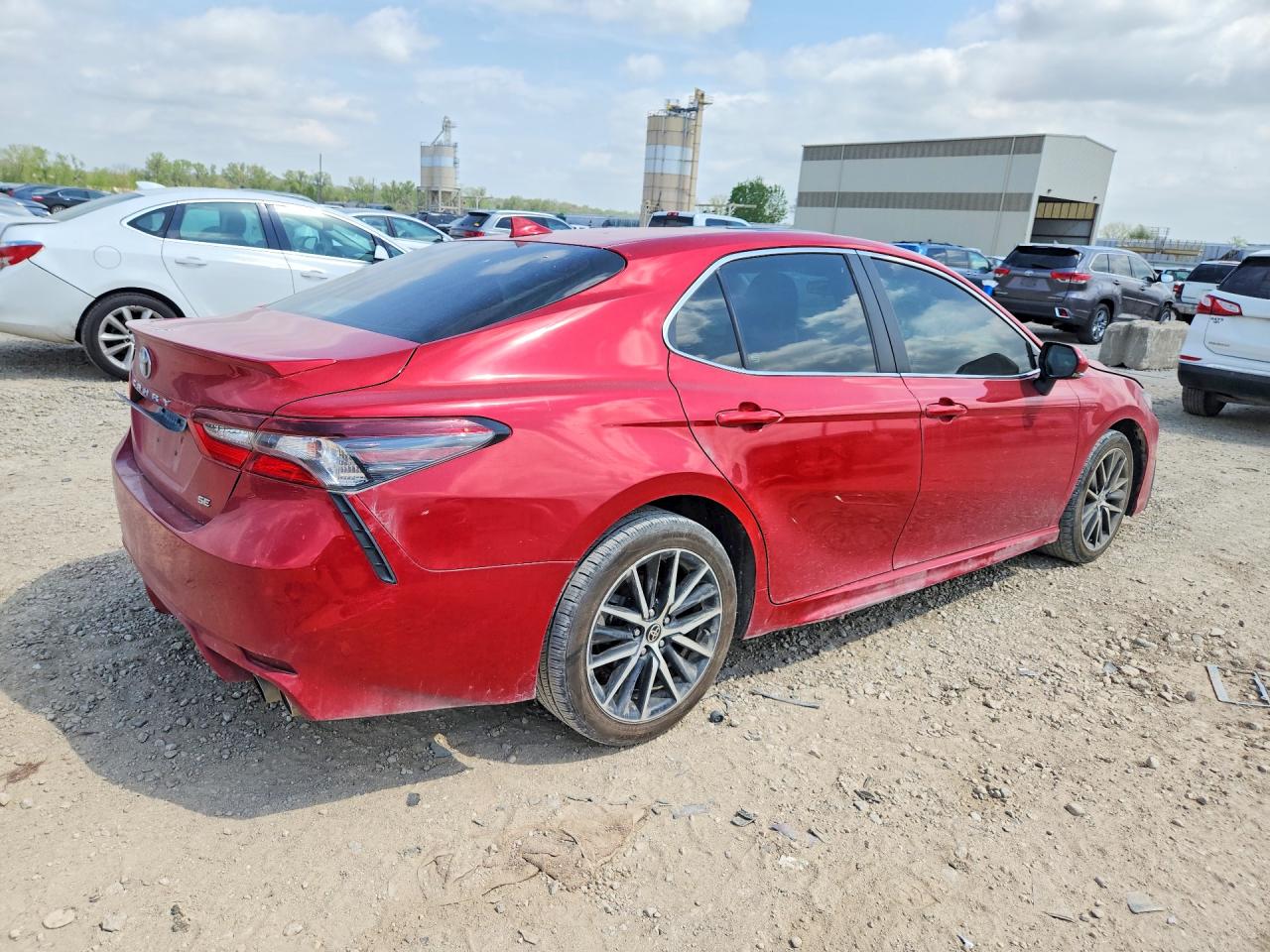 2021 TOYOTA CAMRY SE photo 3