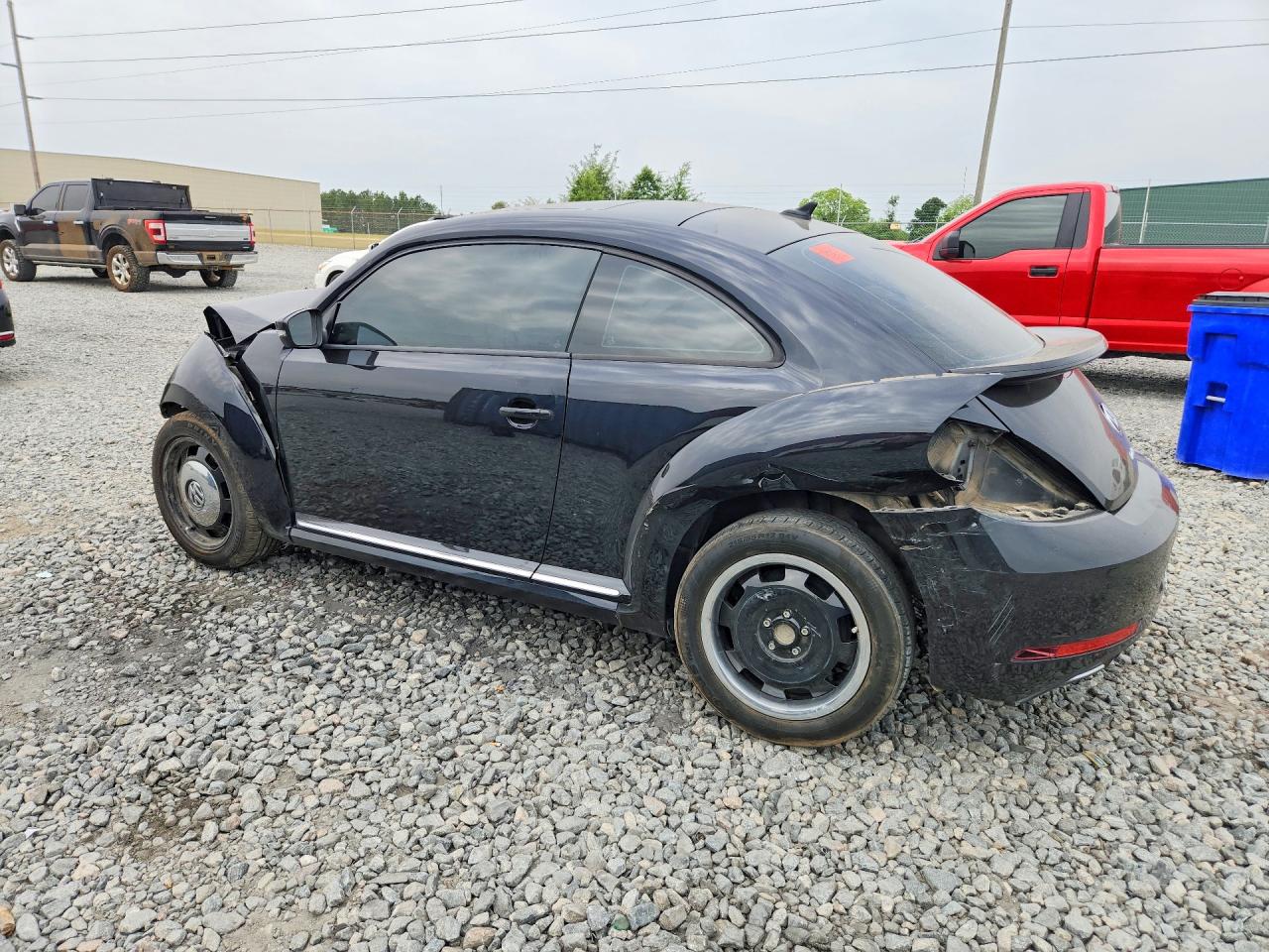 2018 VOLKSWAGEN BEETLE S photo 3