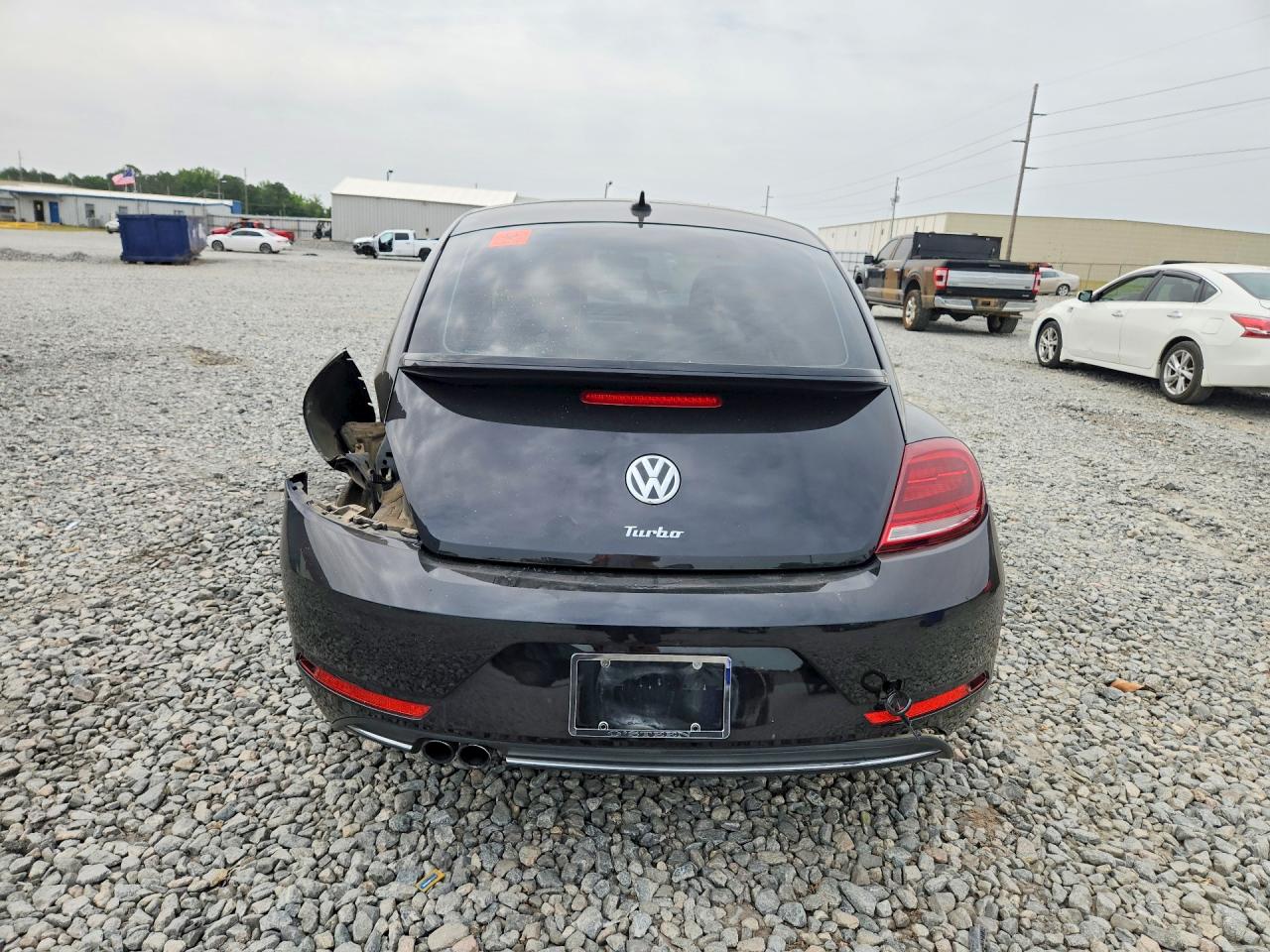 2018 VOLKSWAGEN BEETLE S photo 11