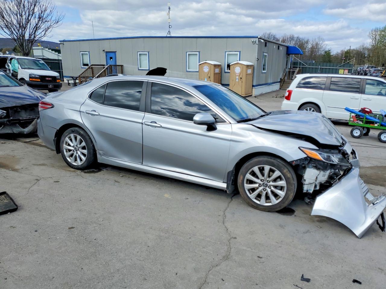2019 TOYOTA CAMRY LE photo 4