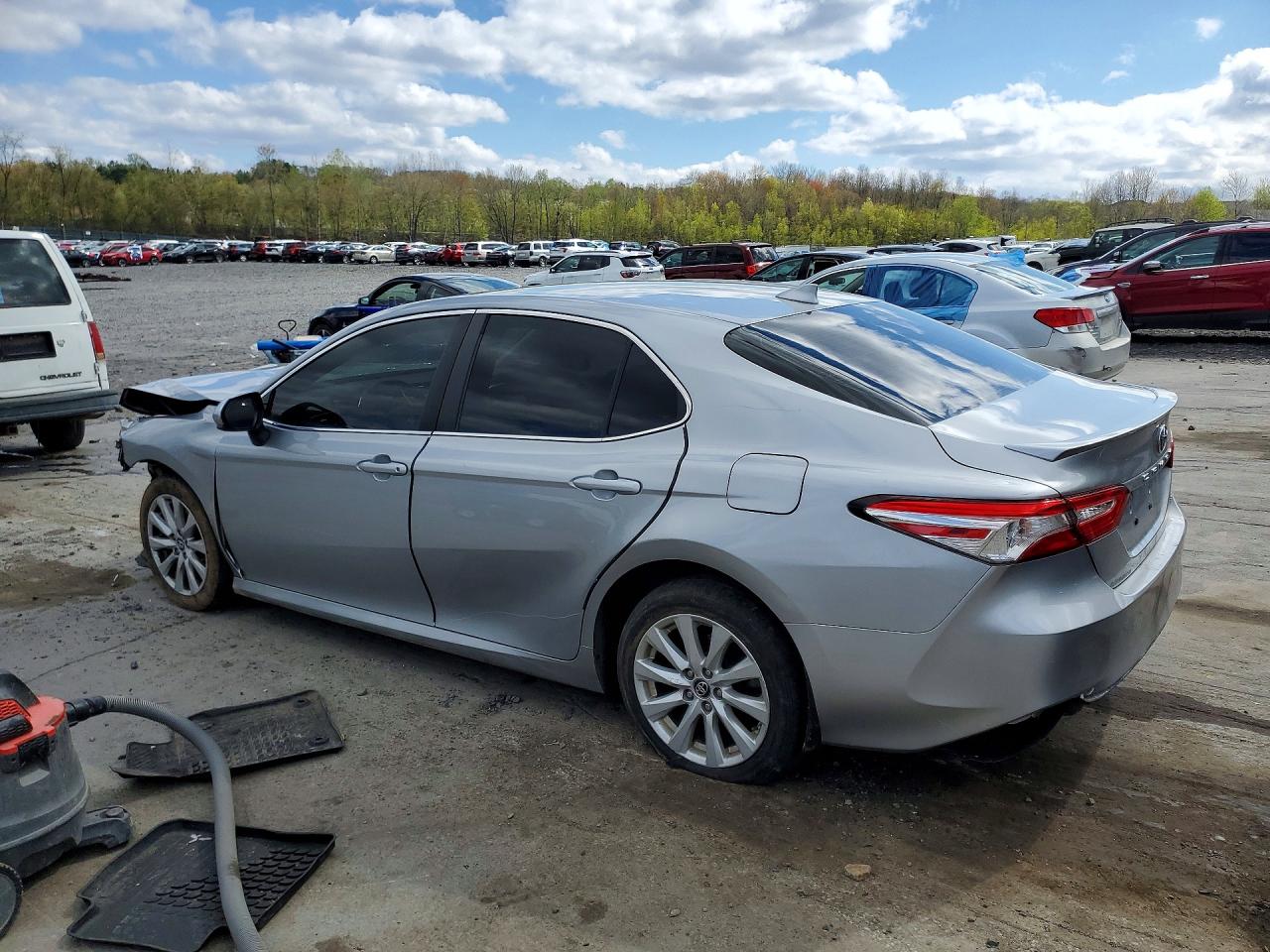 2019 TOYOTA CAMRY LE photo 2