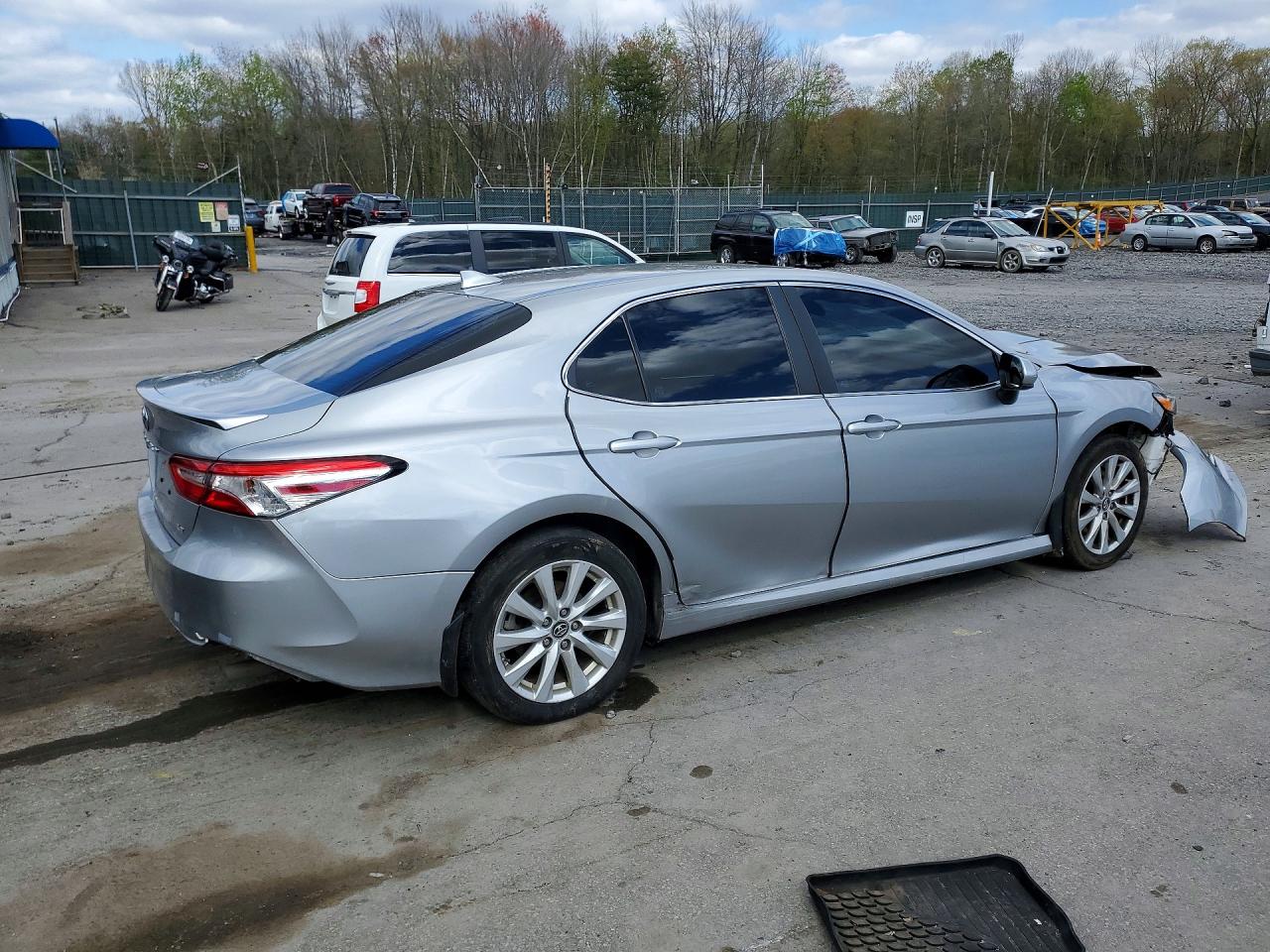 2019 TOYOTA CAMRY LE photo 3