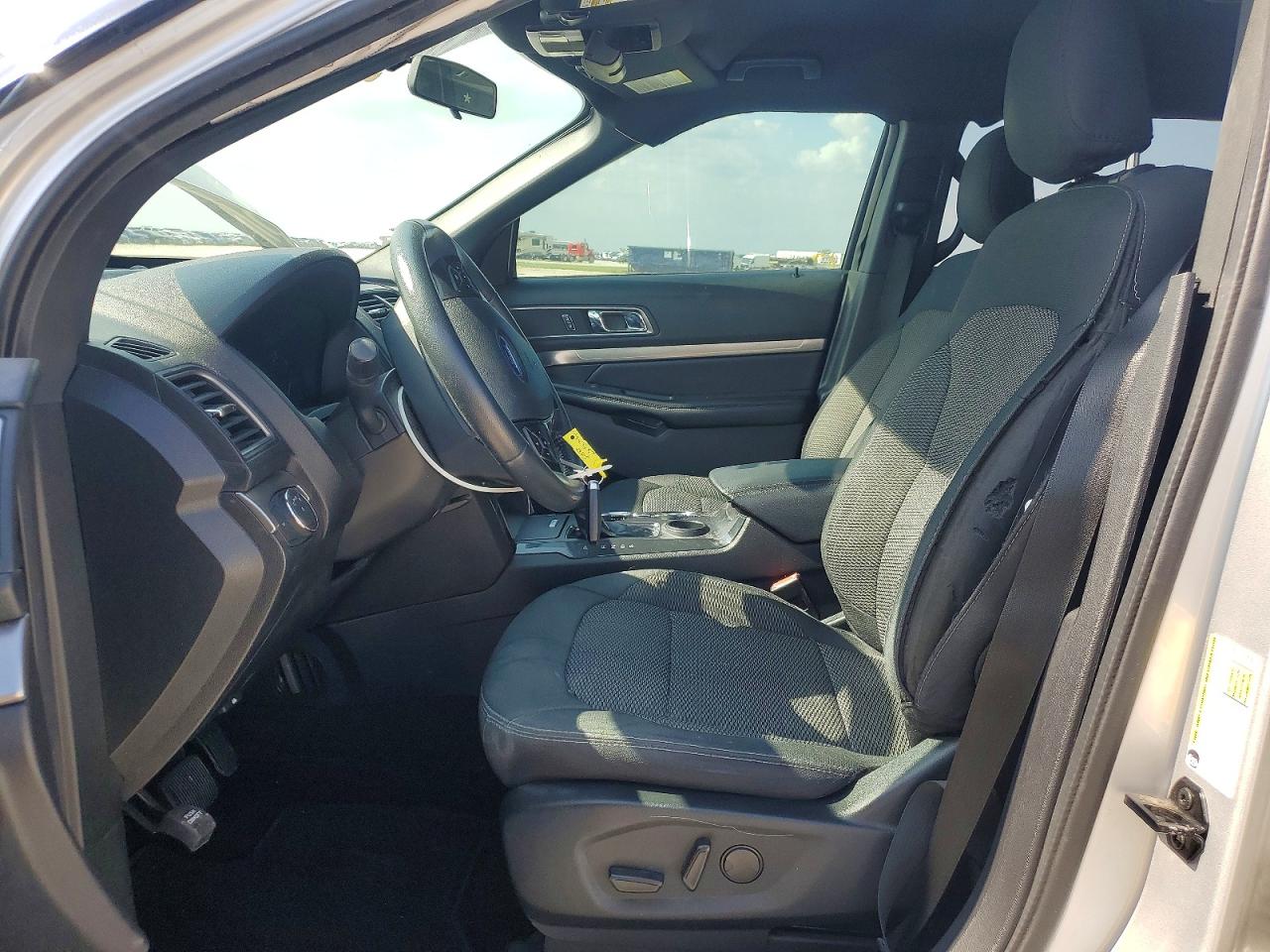 2019 FORD EXPLORER XLT photo 19