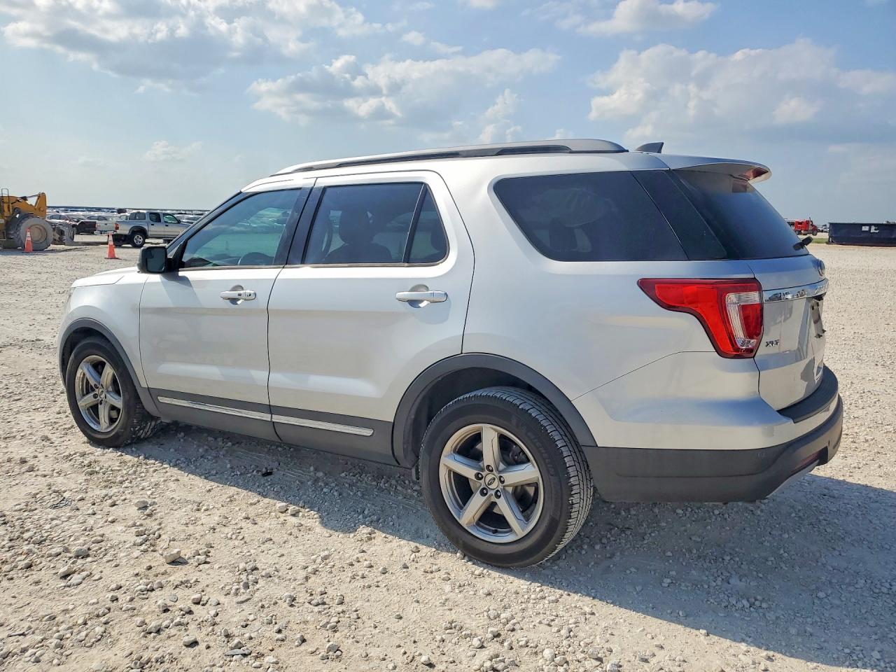2019 FORD EXPLORER XLT photo 4