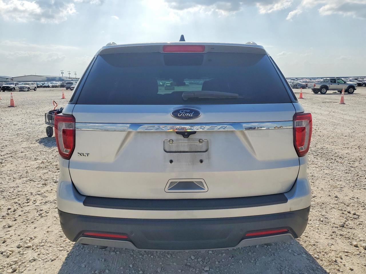 2019 FORD EXPLORER XLT photo 16