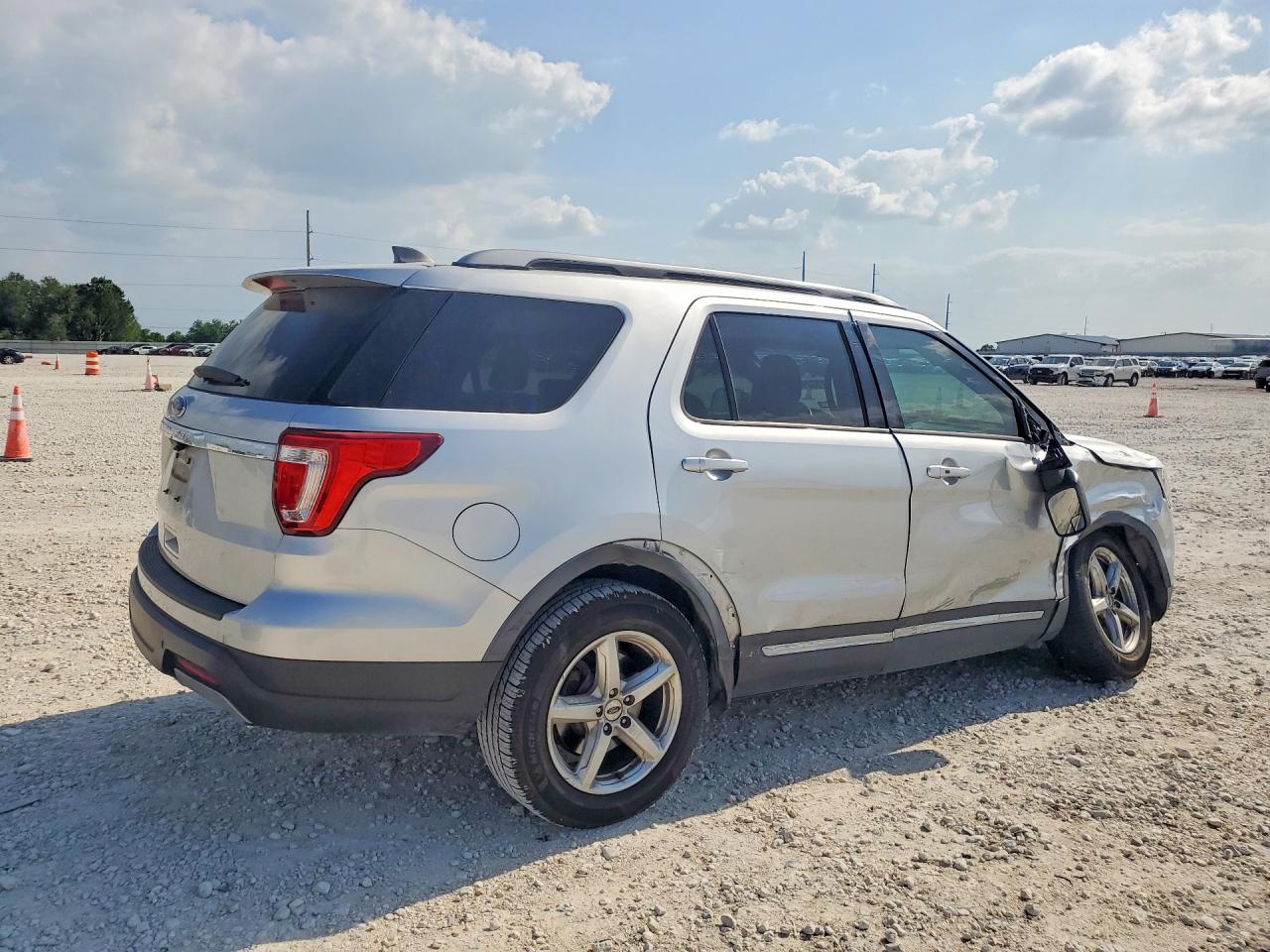 2019 FORD EXPLORER XLT photo 7