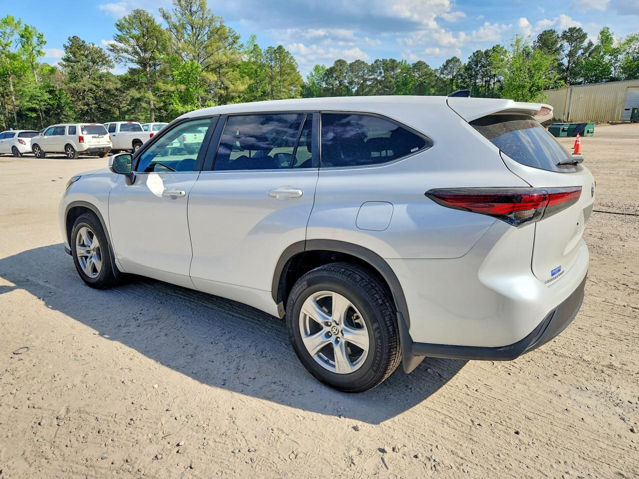 2024 TOYOTA HIGHLANDER LE photo 3