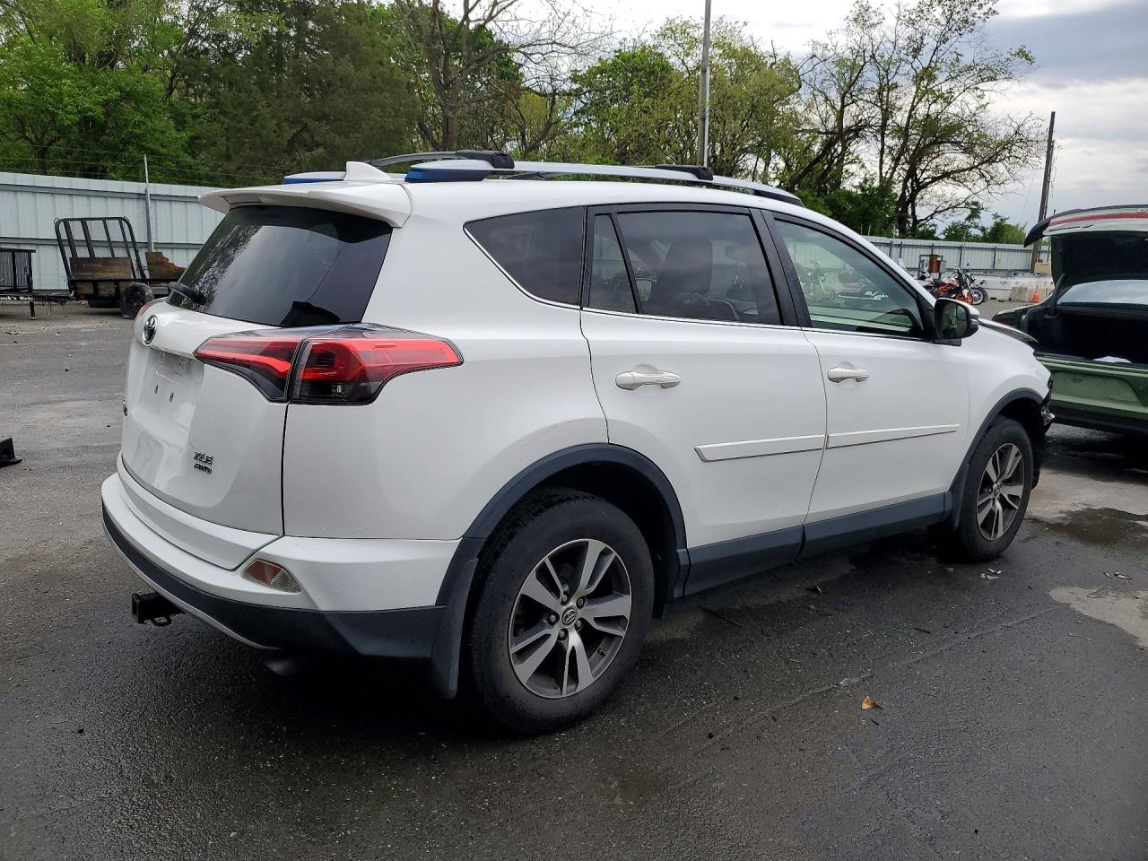 2017 TOYOTA RAV4 XLE photo 5