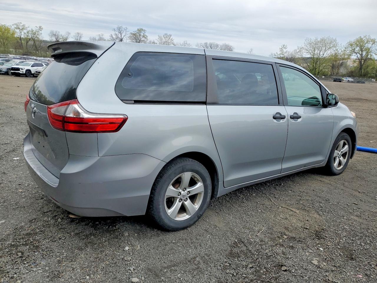 2015 TOYOTA SIENNA L 7-PASSENGER photo 3