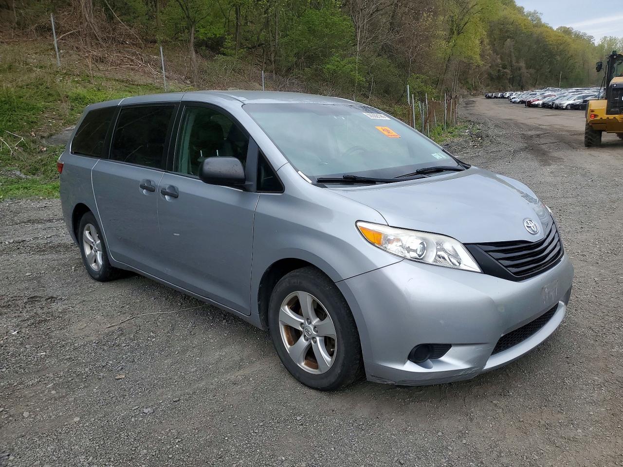 2015 TOYOTA SIENNA L 7-PASSENGER photo 4