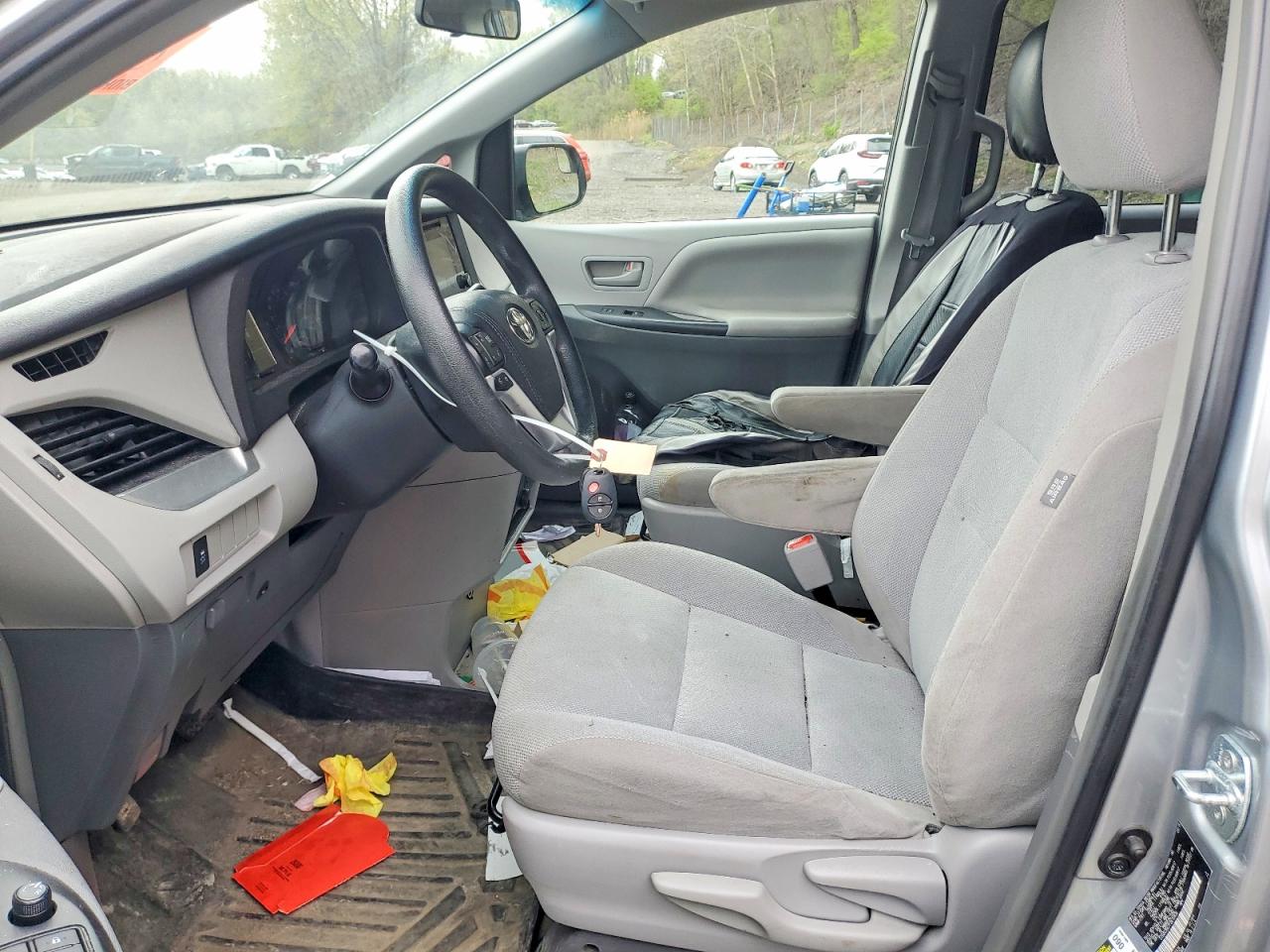 2015 TOYOTA SIENNA L 7-PASSENGER photo 7