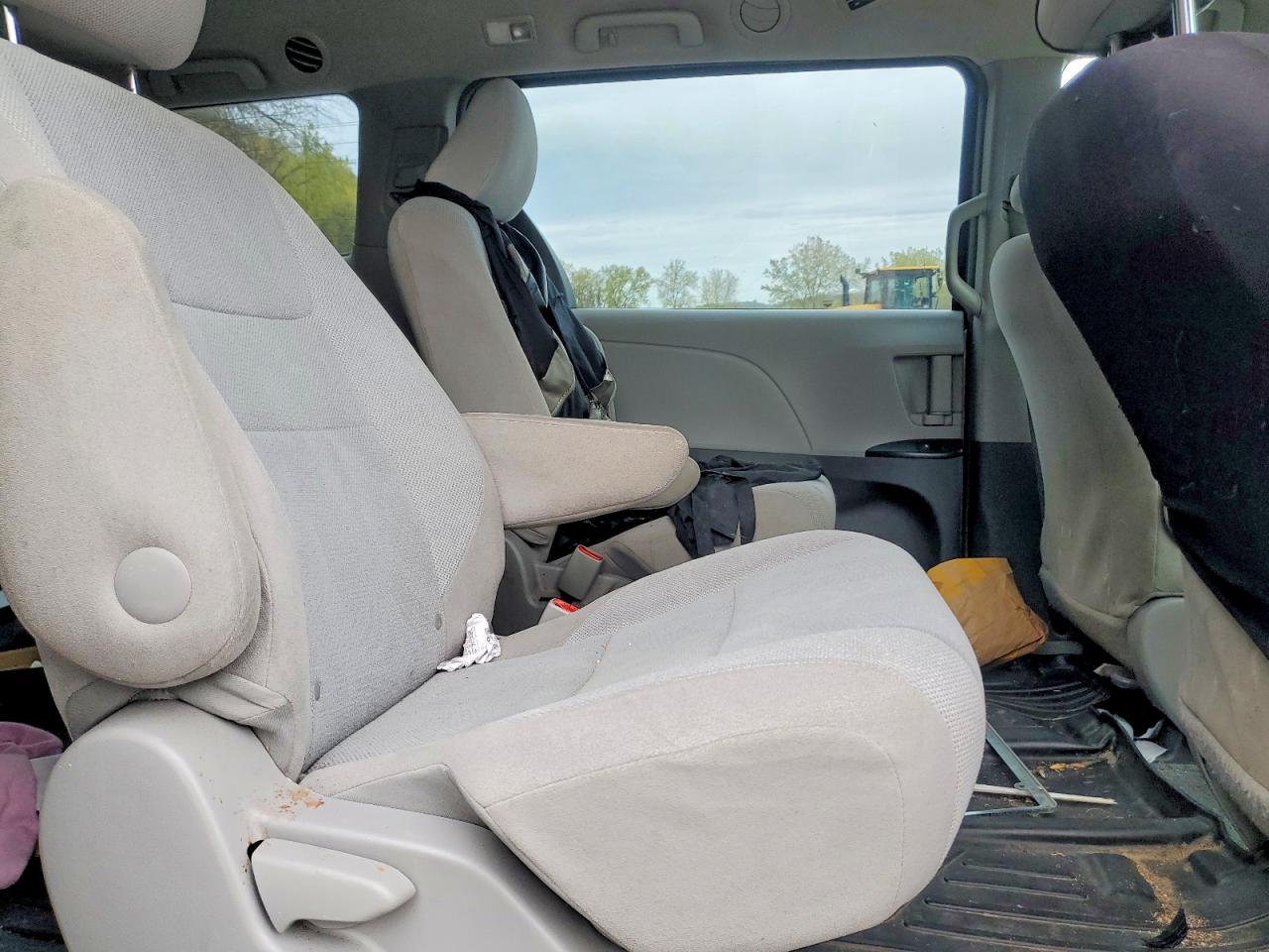 2015 TOYOTA SIENNA L 7-PASSENGER photo 11