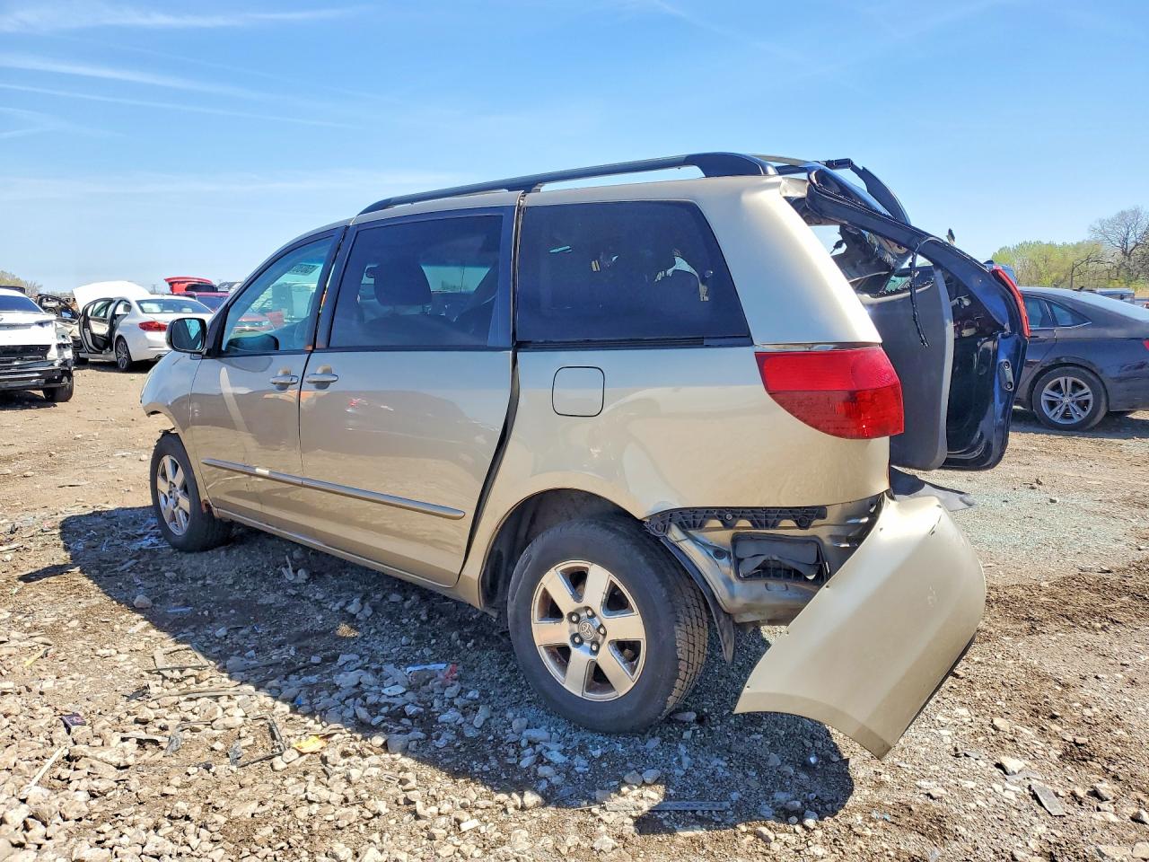 2004 TOYOTA SIENNA LE 7 PASSENGER photo 4