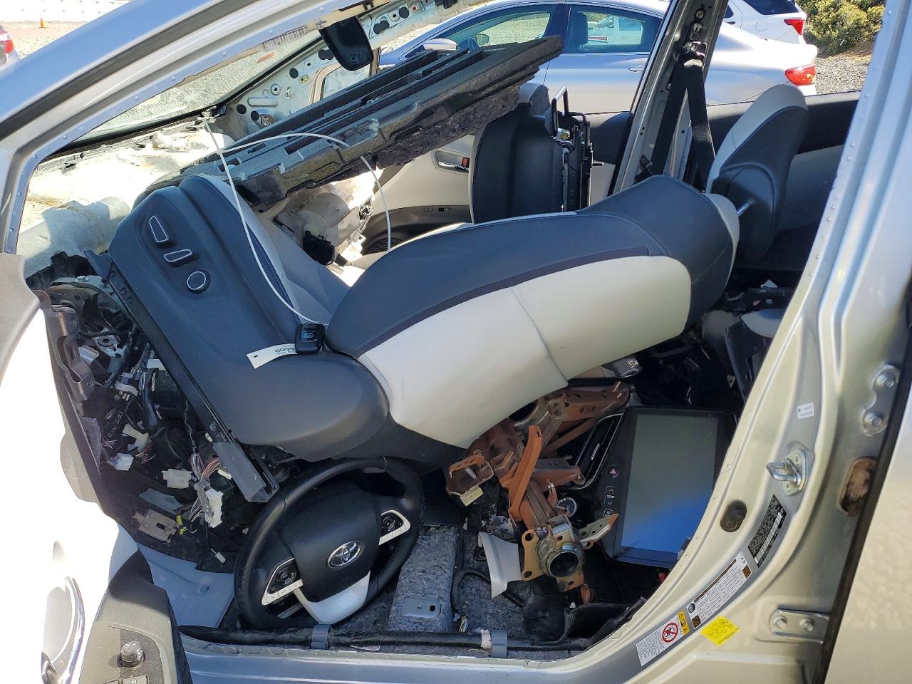2018 TOYOTA PRIUS FOUR TOURING photo 13