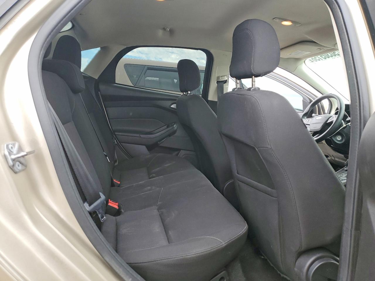 2018 FORD FOCUS SE photo 19