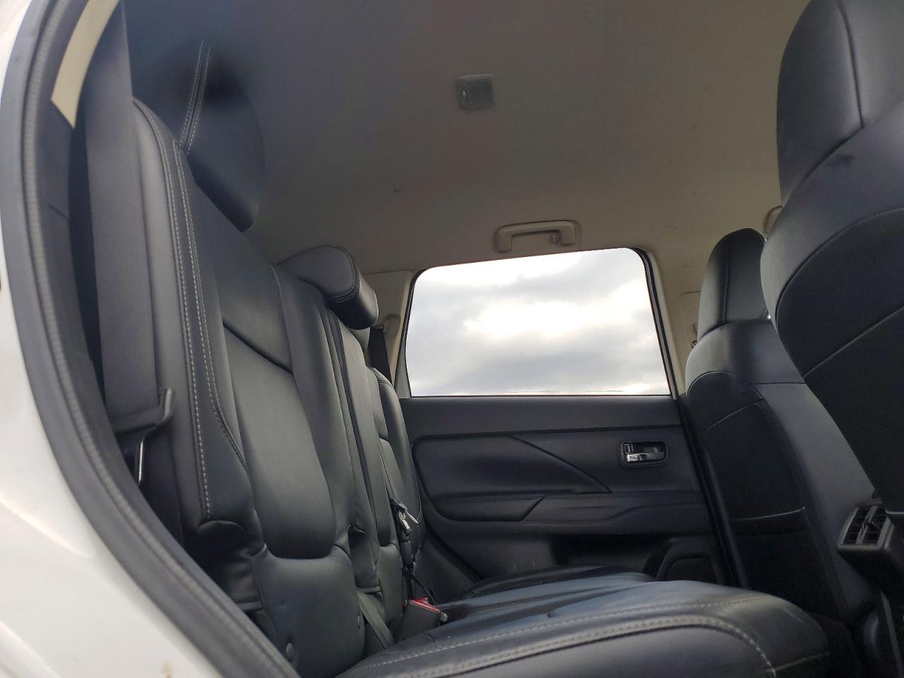 2019 MITSUBISHI OUTLANDER SE photo 11