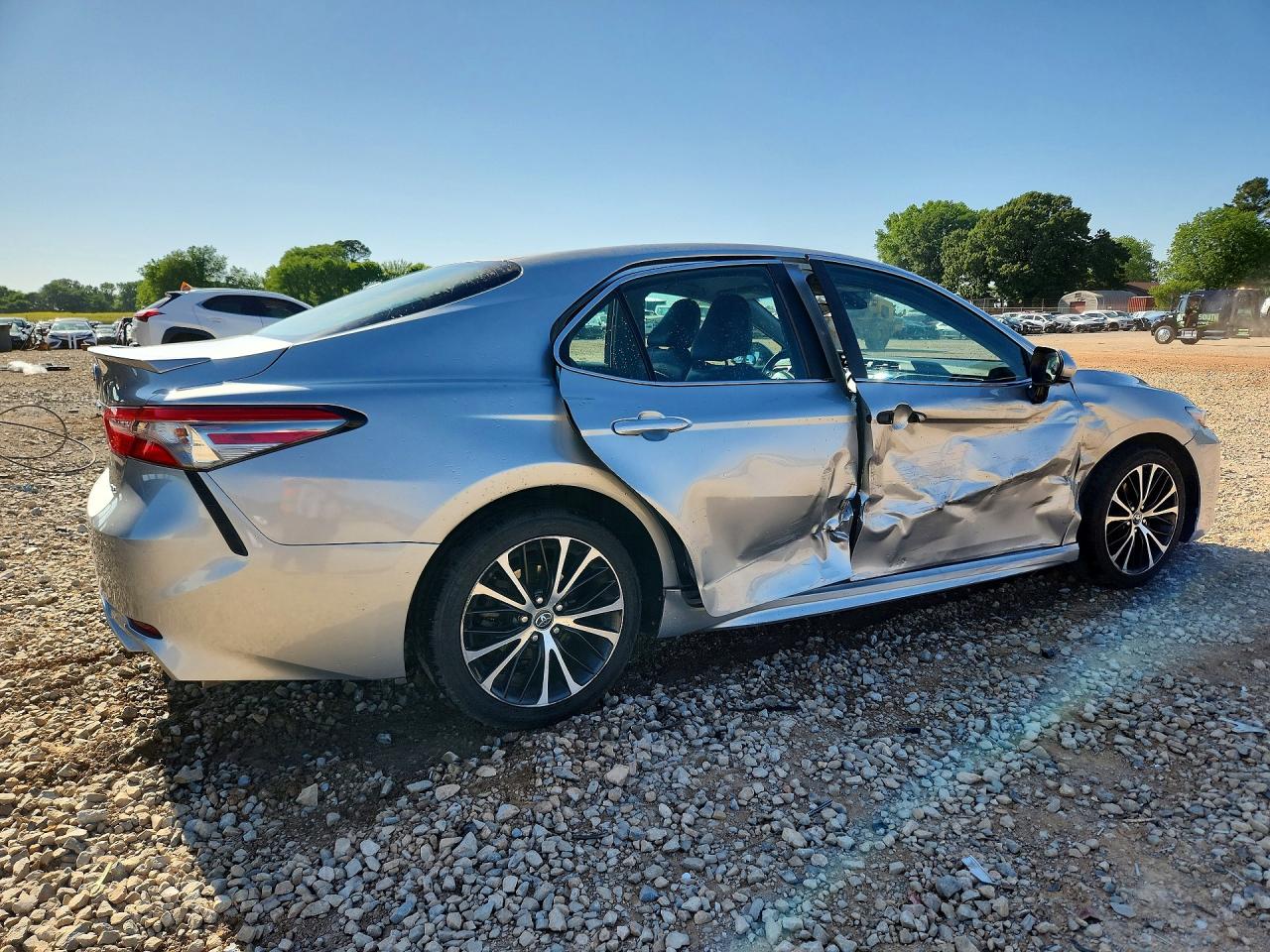2018 TOYOTA CAMRY SE photo 3