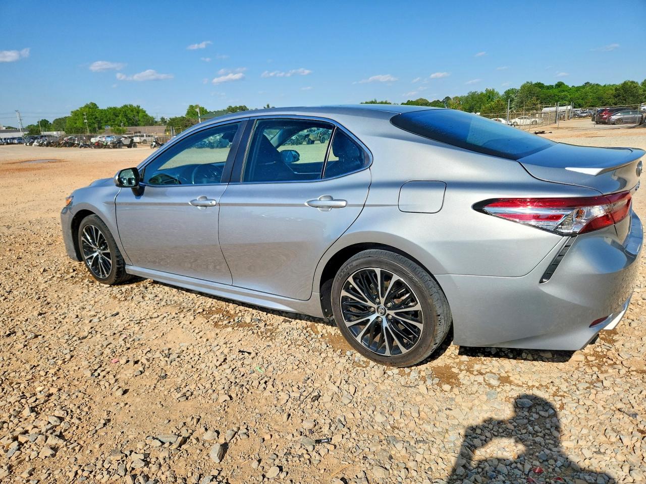 2018 TOYOTA CAMRY SE photo 2