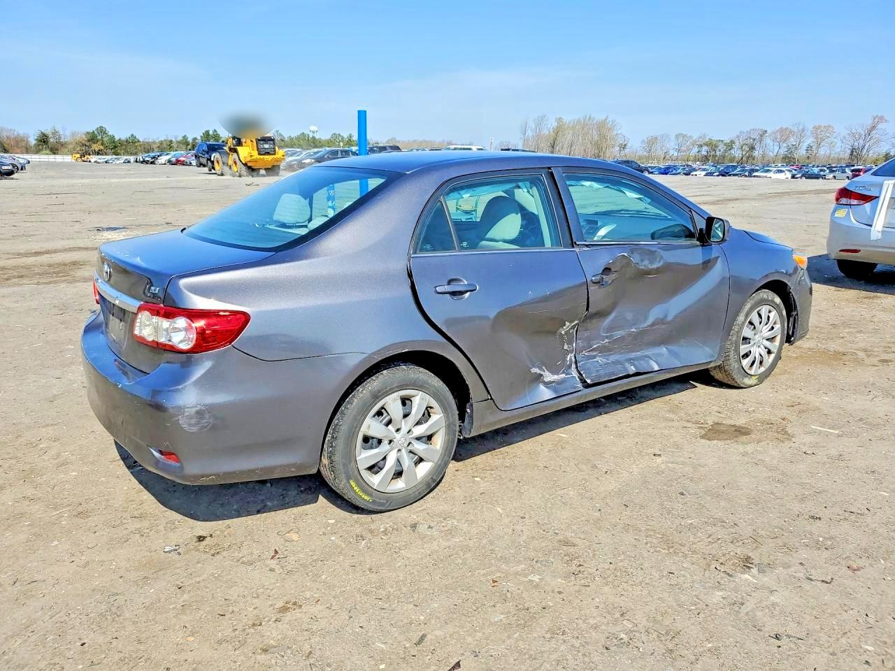 2013 TOYOTA COROLLA LE photo 3