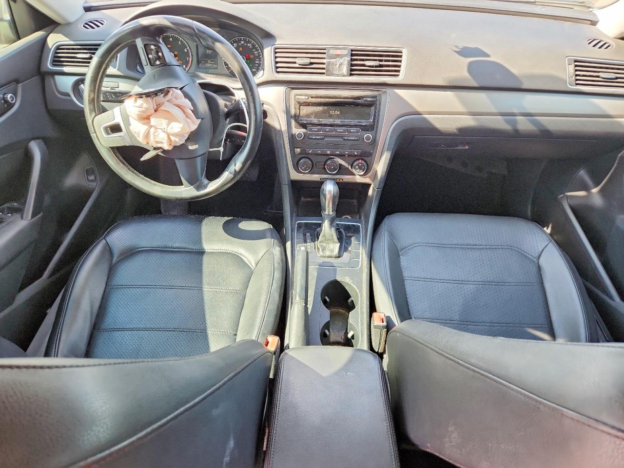 2015 VOLKSWAGEN PASSAT S photo 15