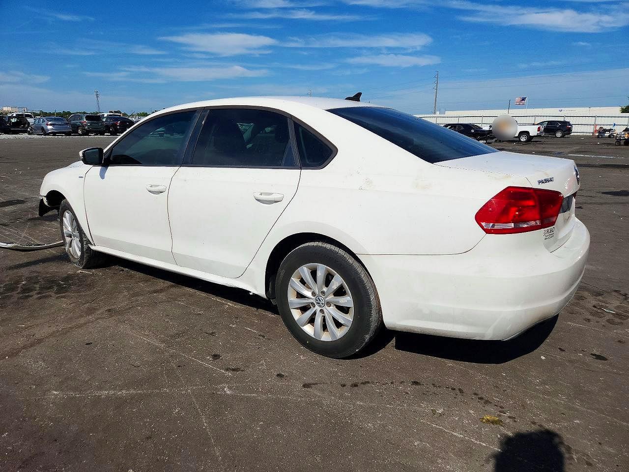 2015 VOLKSWAGEN PASSAT S photo 3