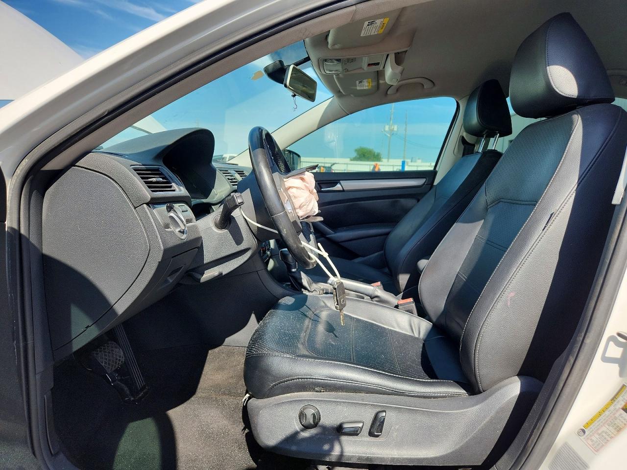 2015 VOLKSWAGEN PASSAT S photo 13
