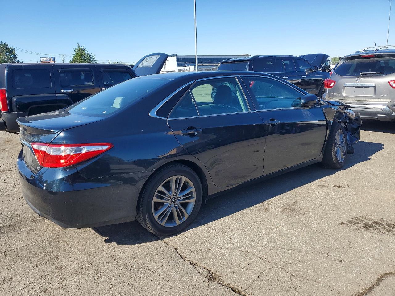 2017 TOYOTA CAMRY SE photo 3