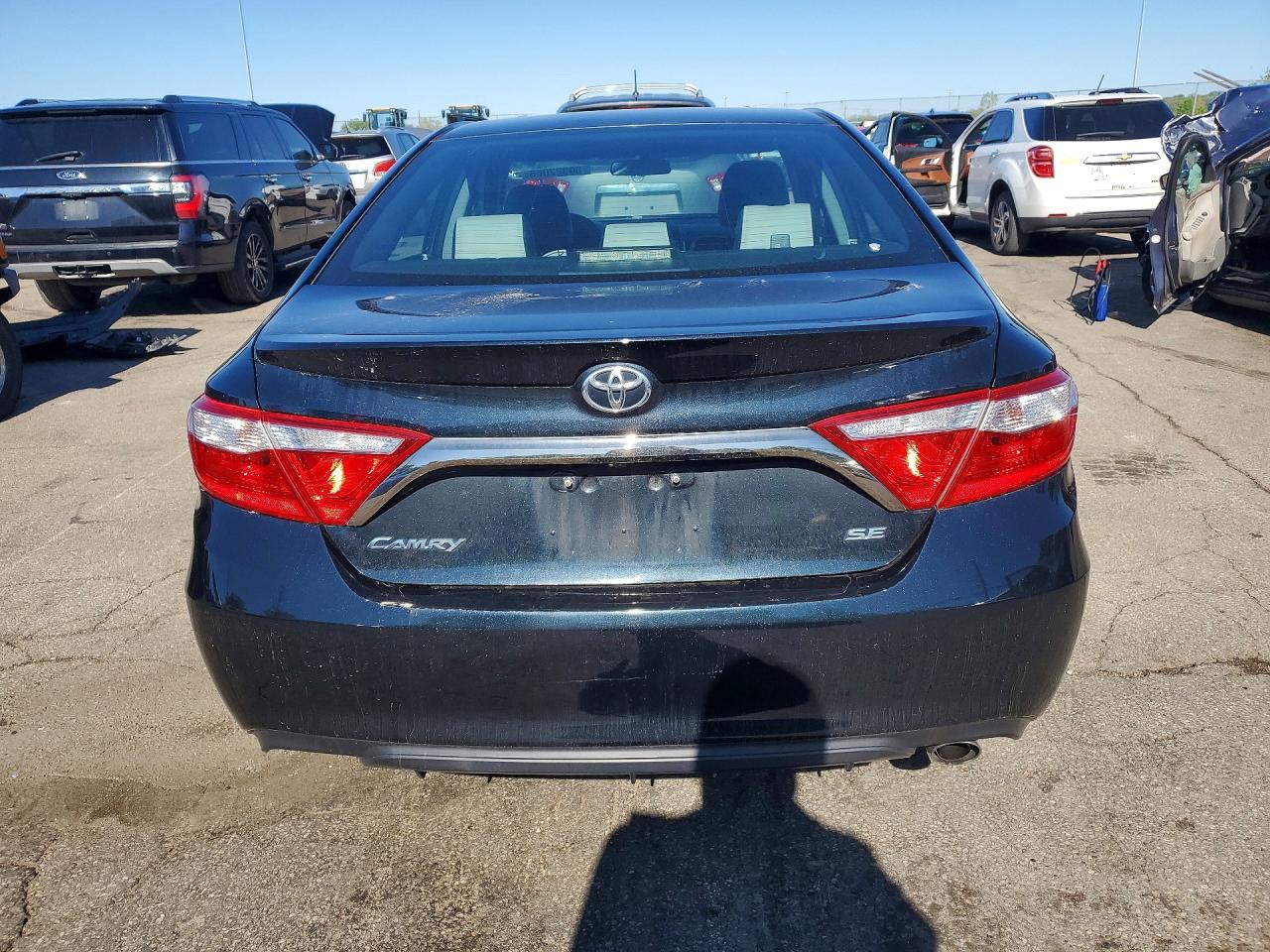 2017 TOYOTA CAMRY SE photo 6