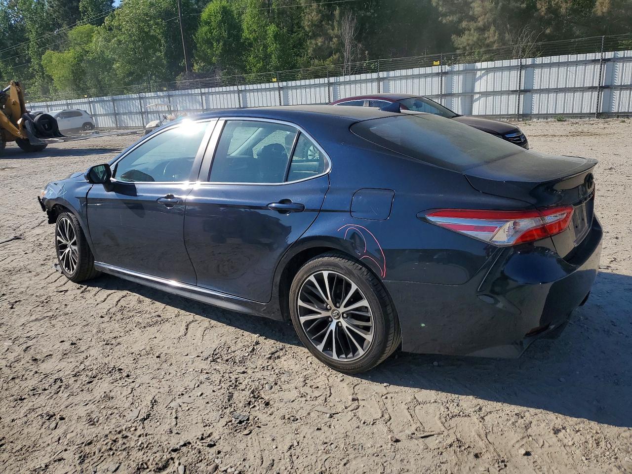 2019 TOYOTA CAMRY SE photo 3