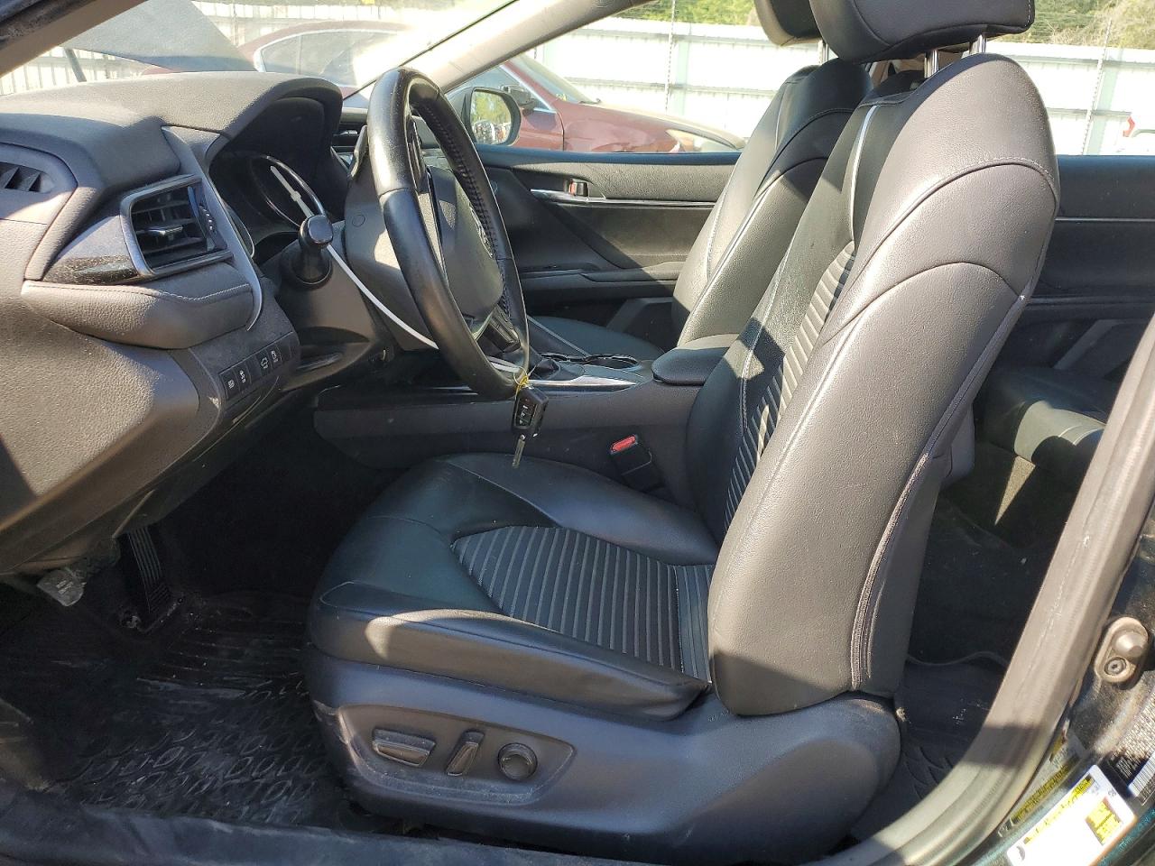 2019 TOYOTA CAMRY SE photo 13