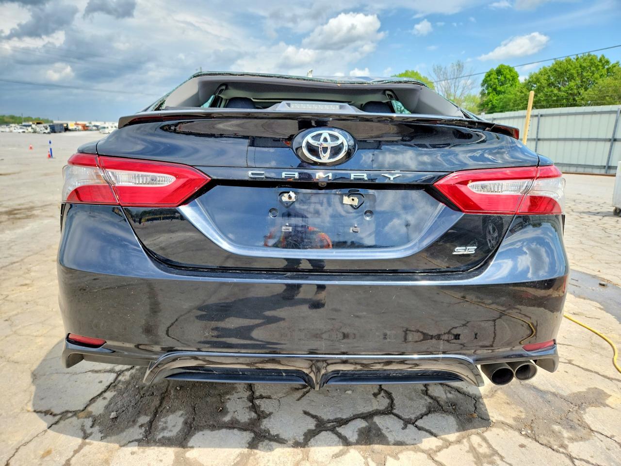 2019 TOYOTA CAMRY SE photo 6