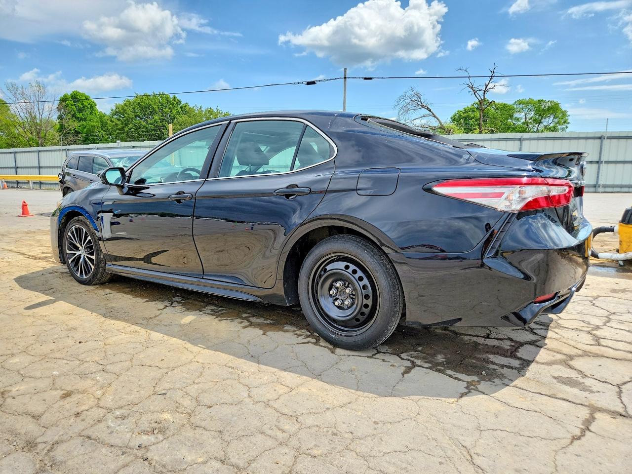 2019 TOYOTA CAMRY SE photo 2