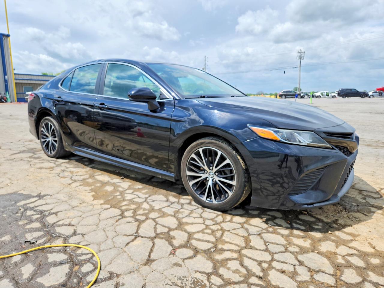 2019 TOYOTA CAMRY SE photo 4