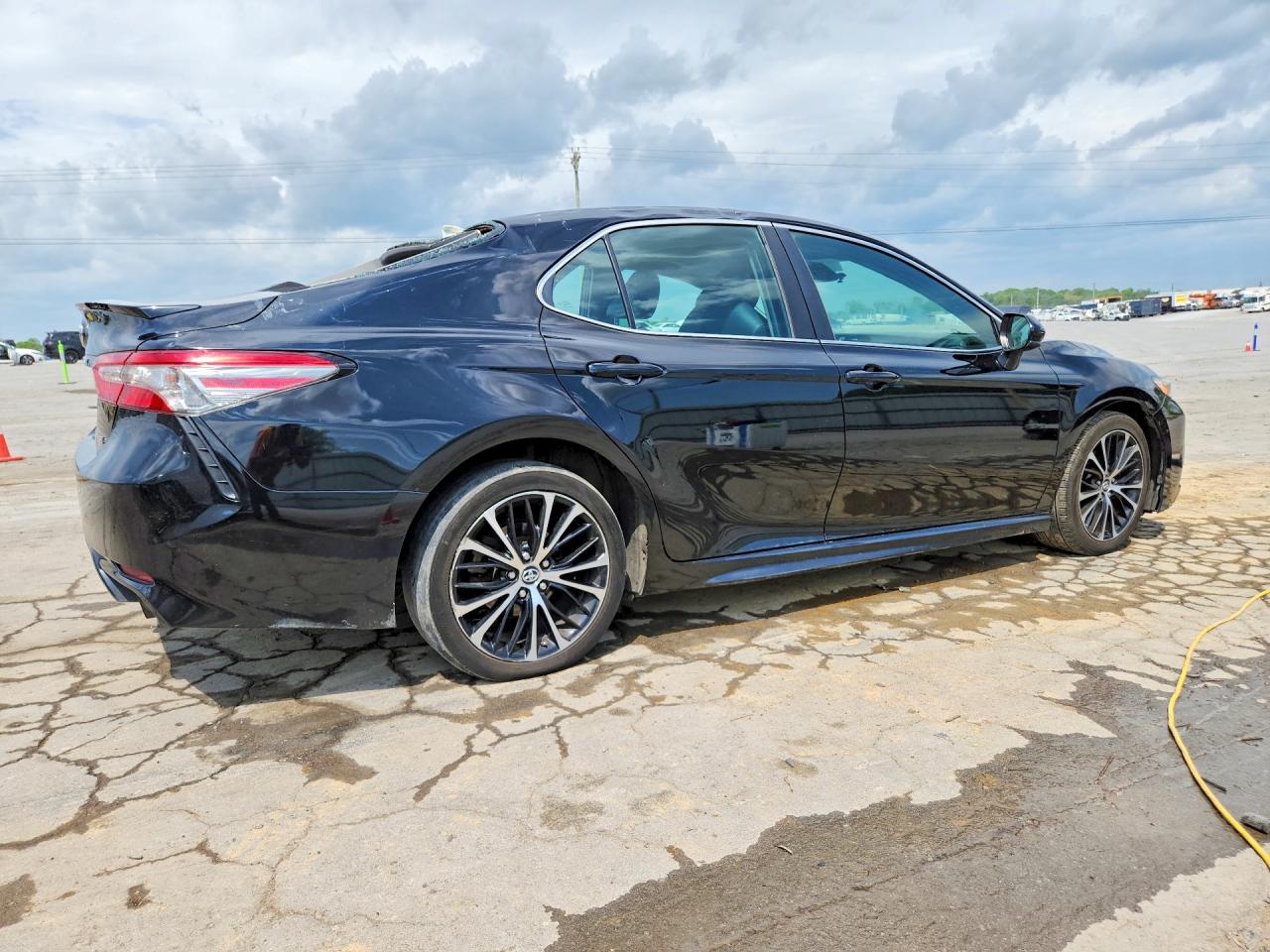 2019 TOYOTA CAMRY SE photo 3