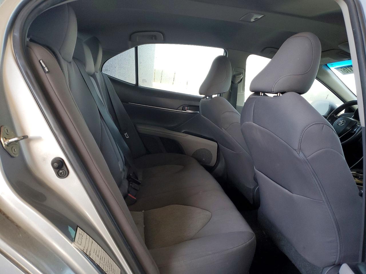 2020 TOYOTA CAMRY LE photo 19