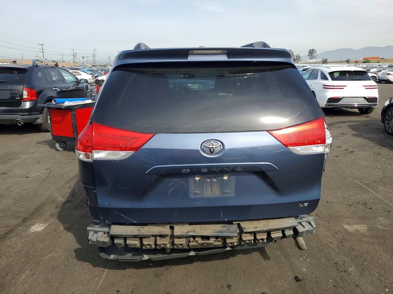 2013 TOYOTA SIENNA LE photo 11