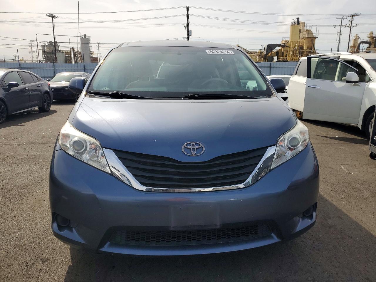 2013 TOYOTA SIENNA LE photo 9