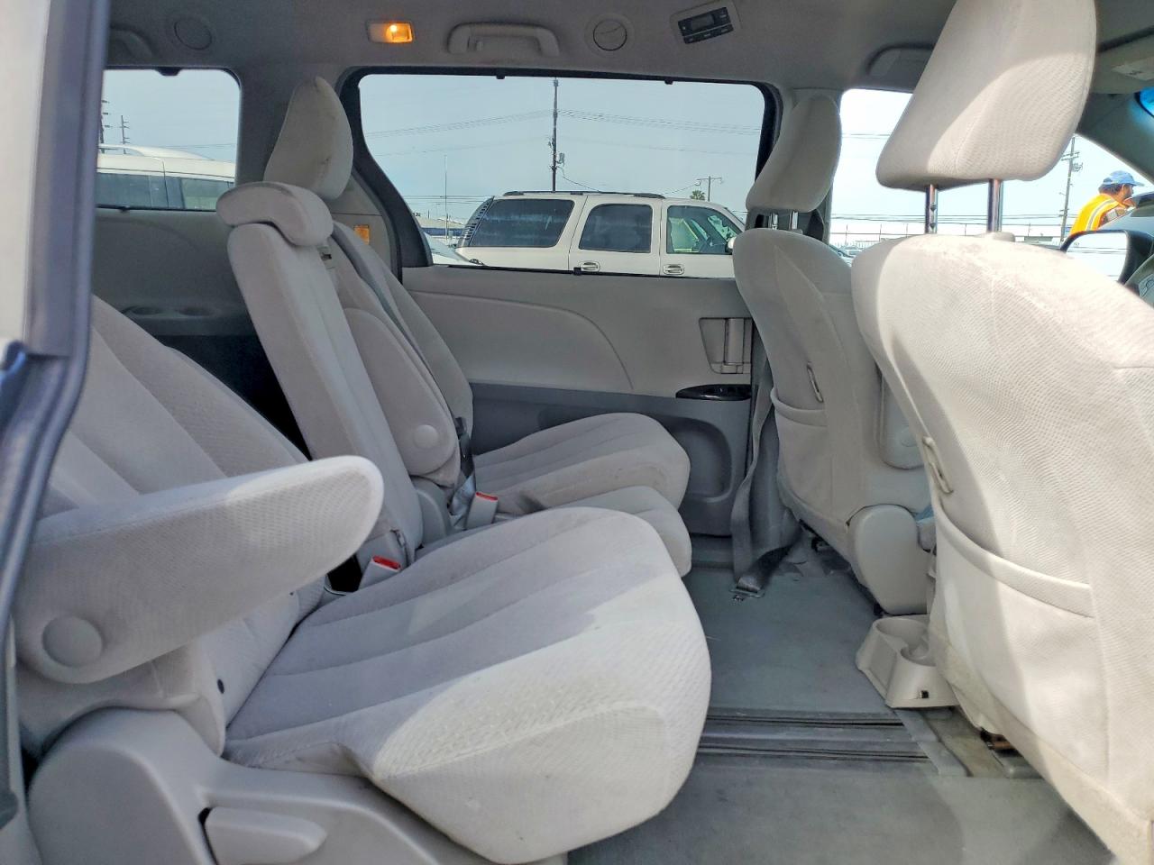 2013 TOYOTA SIENNA LE photo 21