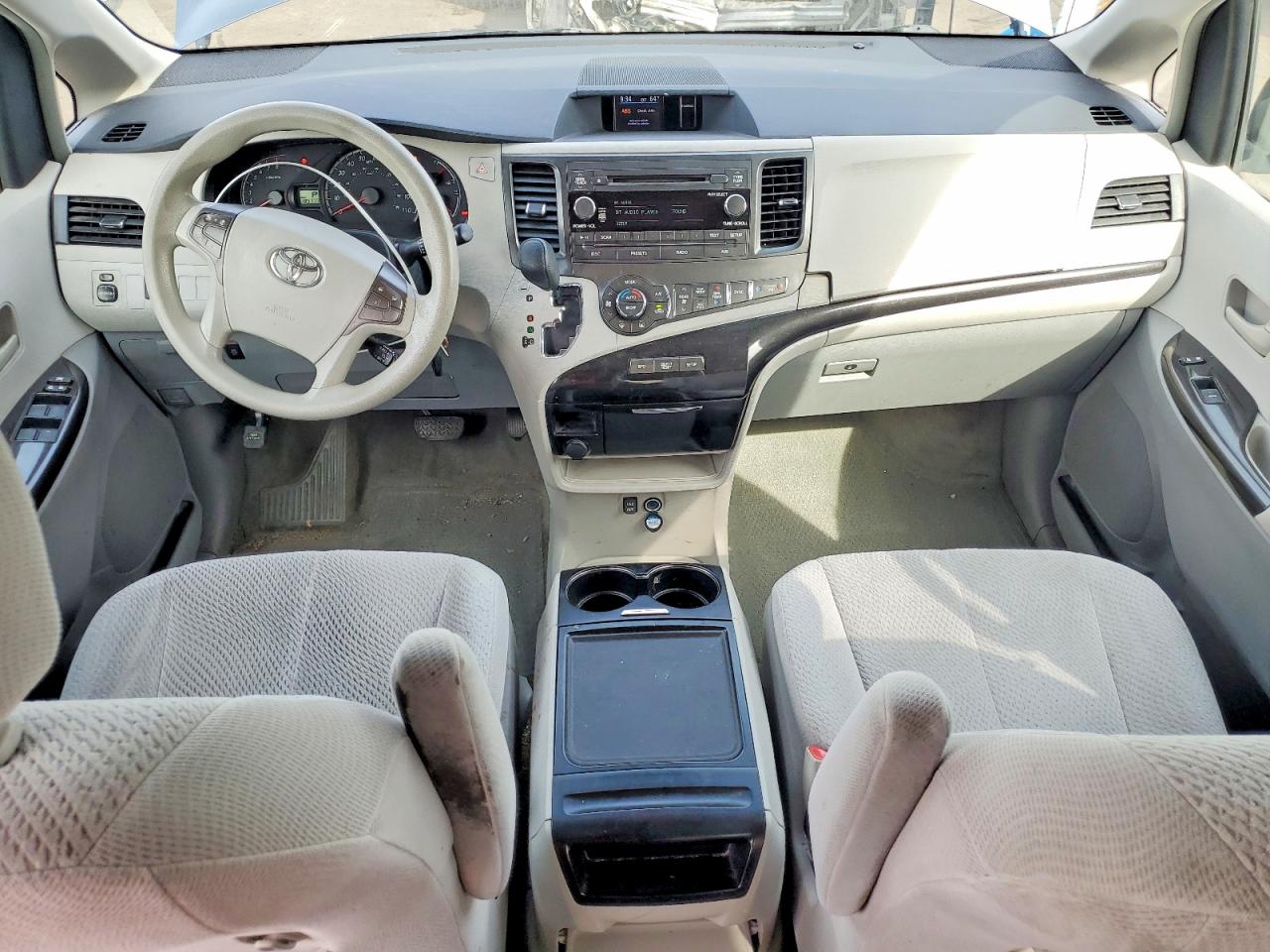 2013 TOYOTA SIENNA LE photo 15