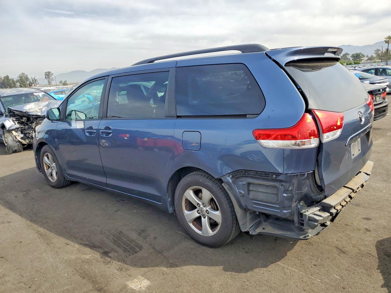 2013 TOYOTA SIENNA LE photo 3
