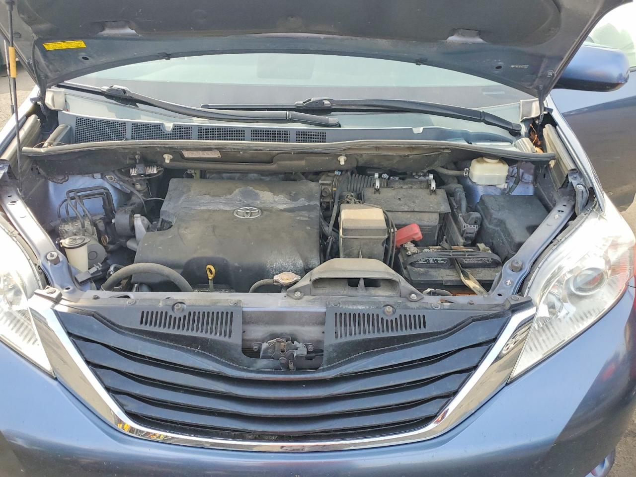 2013 TOYOTA SIENNA LE photo 23