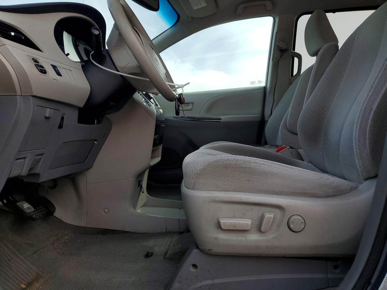 2013 TOYOTA SIENNA LE photo 13