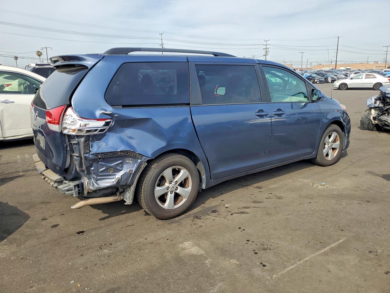 2013 TOYOTA SIENNA LE photo 5
