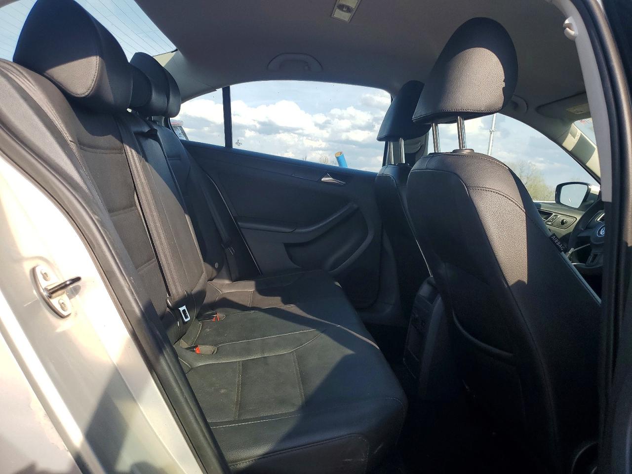 2011 VOLKSWAGEN JETTA SE photo 10
