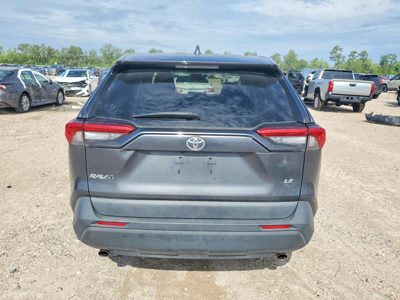2022 TOYOTA RAV4 LE photo 6